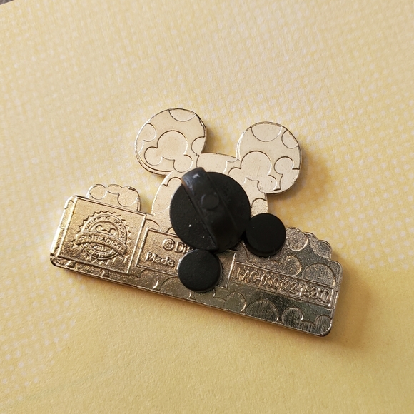 2 Disney Pins Mickey Mouse - Picture 3 of 5